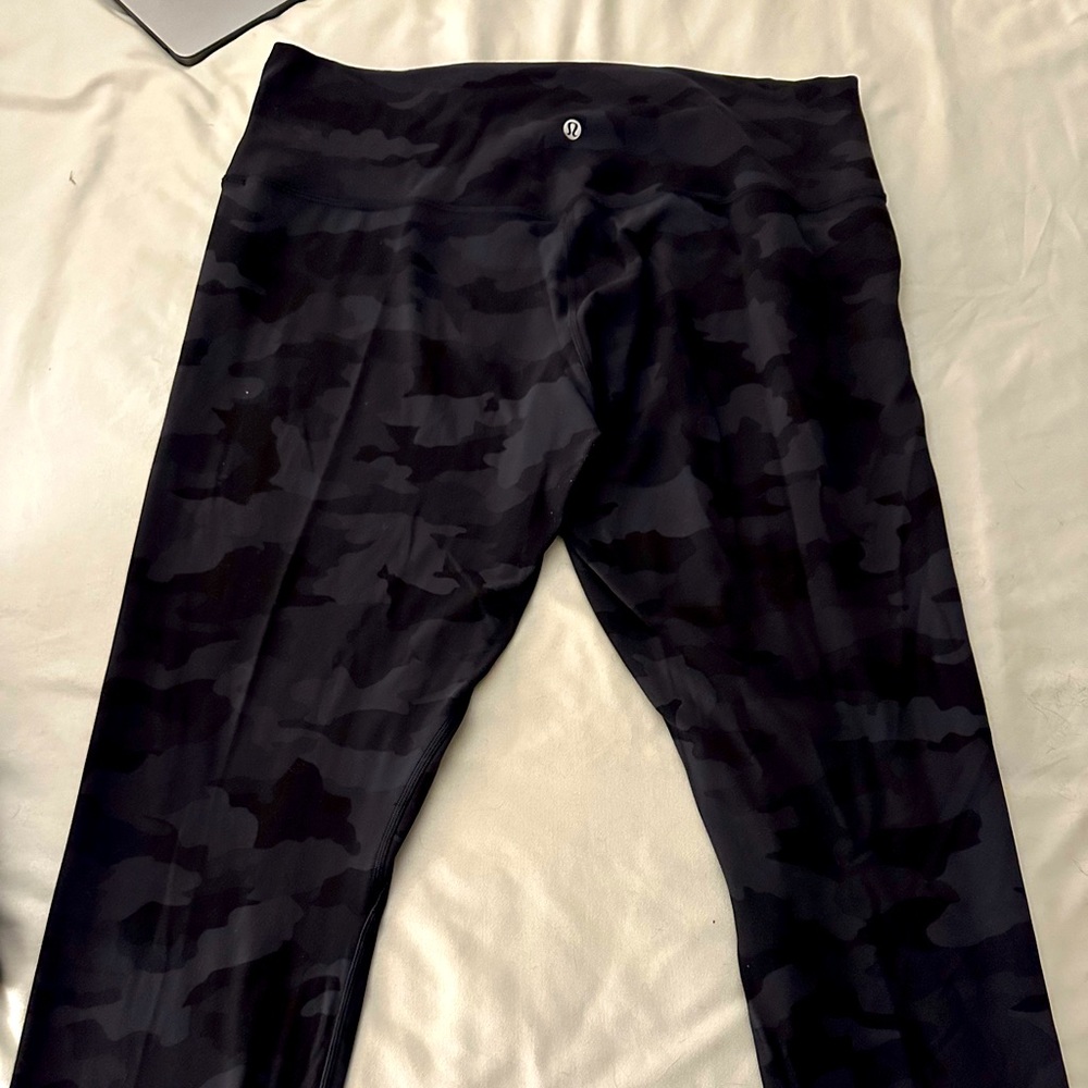 Women’s Lululemon Camo High Rise 26” Align Leggings- Size 18